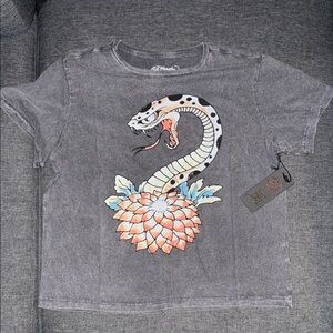 Ed Hardy Gray Short Sleeve Tee with Artistic Swan Design